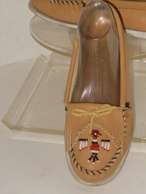 MINNETONKA BEIGE LEATHER JEWELED FLATS SIZE 11 MEDIUM